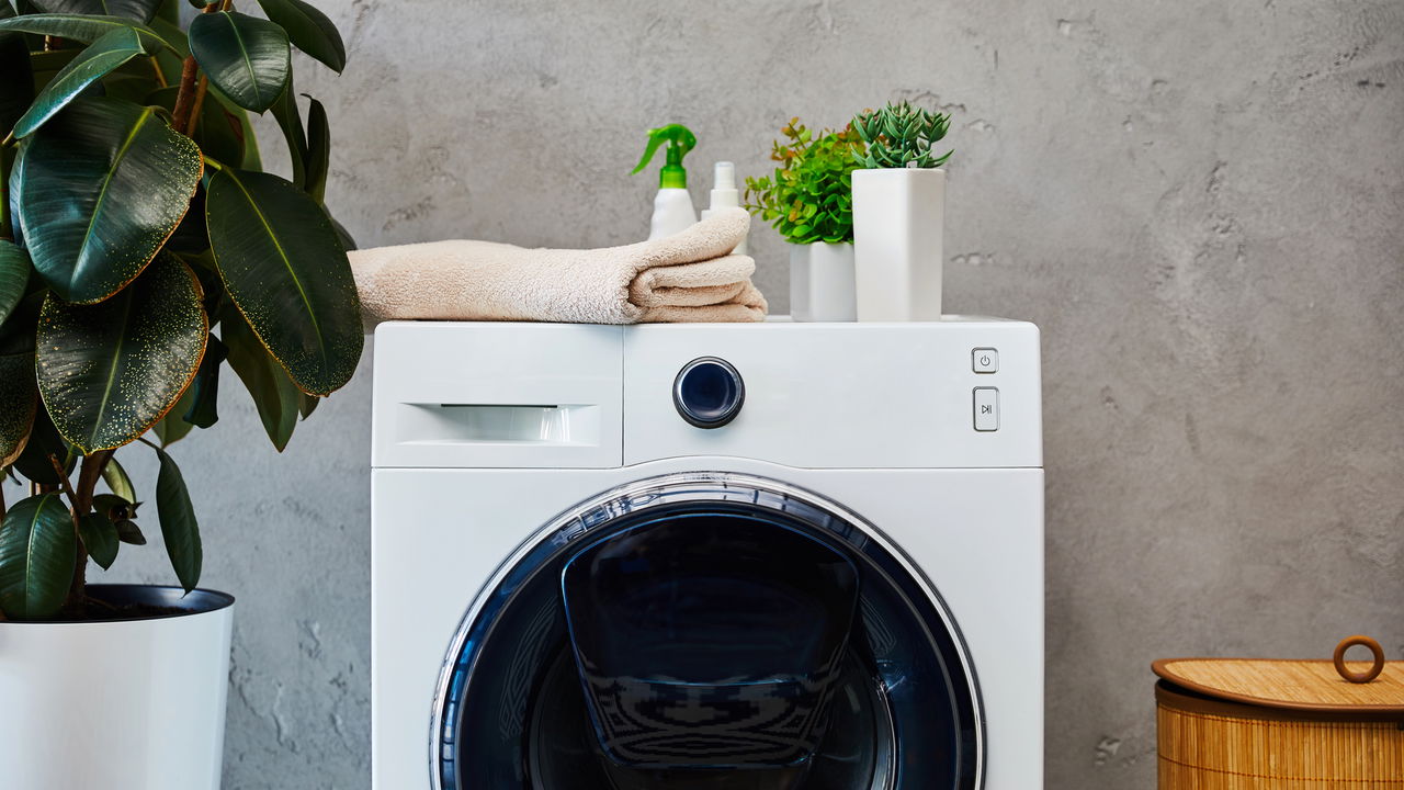 A mistura de produtos que deixa as roupas mais limpas