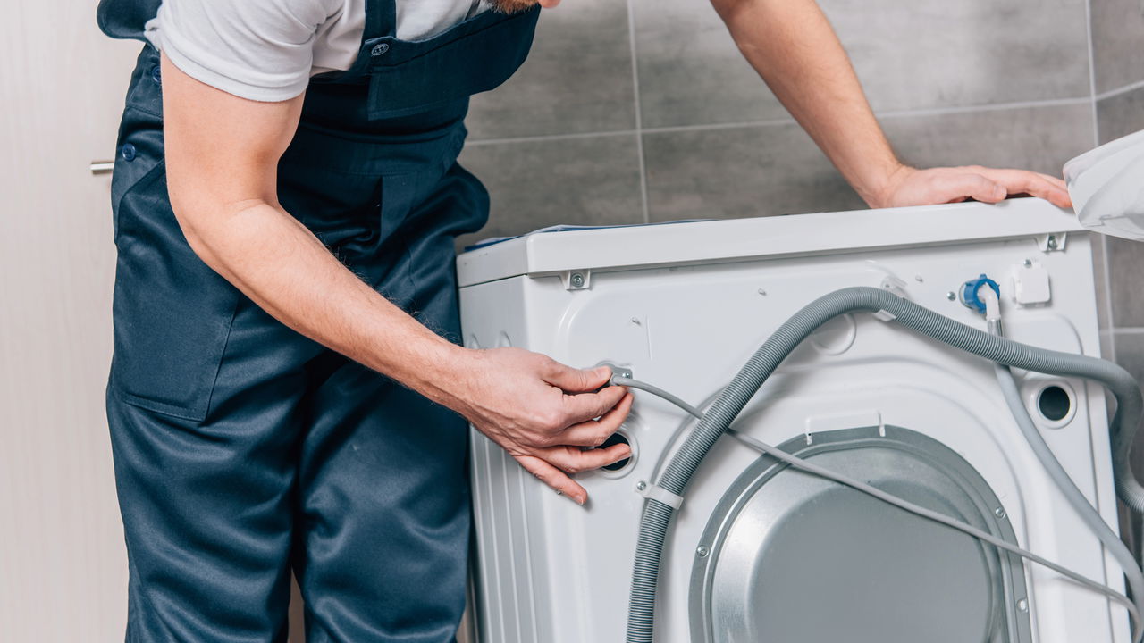 A sua máquina de lavar está se movendo na lavanderia e isso pode gerar preocupação, mas saiba que essa situação é mais comum do que parece