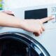 Uma máquina de lavar que demora para encher pode sinalizar problemas no sistema de abastecimento, seja pela pressão da água ou por falhas em componentes internos