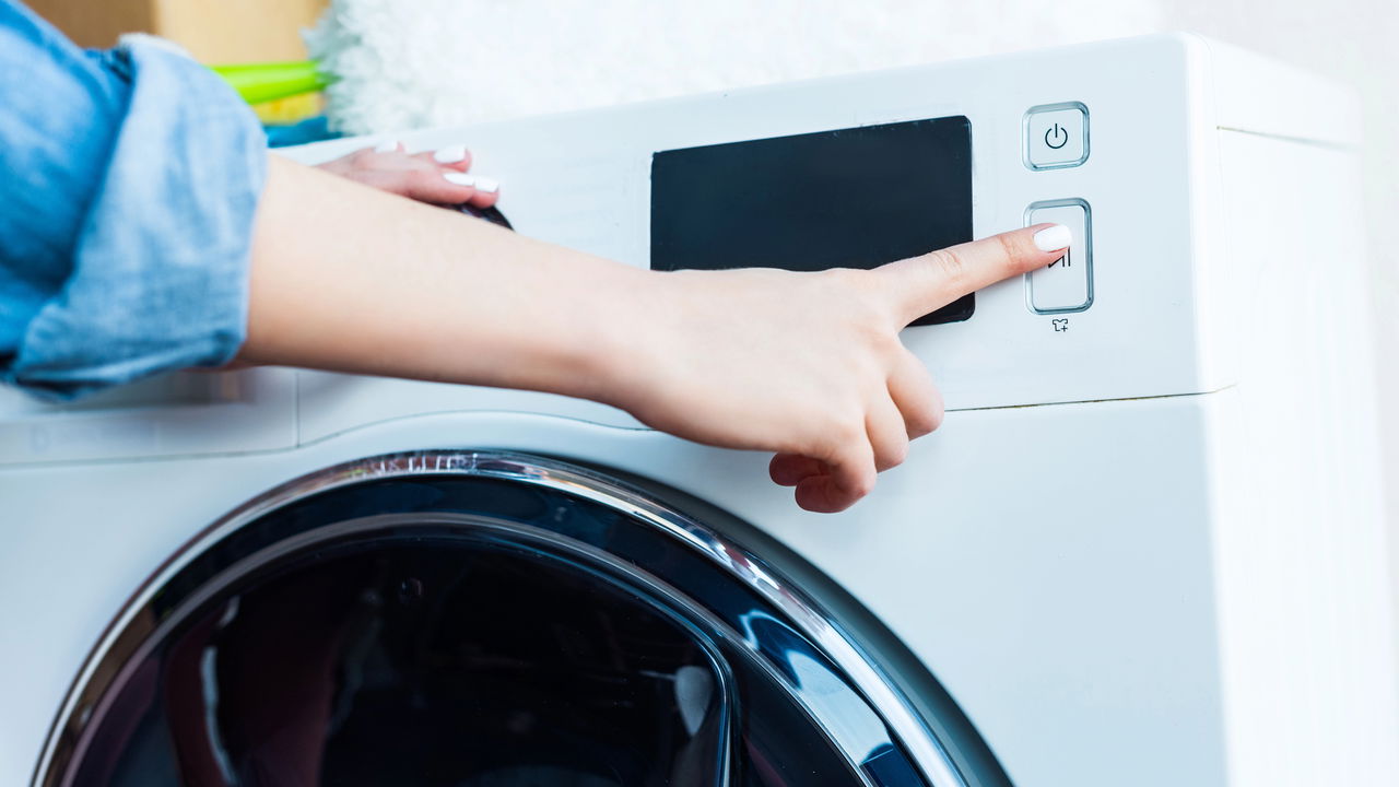 Uma máquina de lavar que demora para encher pode sinalizar problemas no sistema de abastecimento, seja pela pressão da água ou por falhas em componentes internos