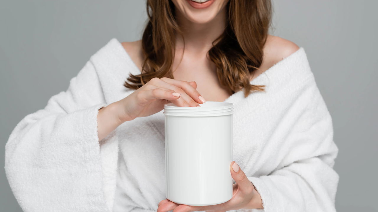 Aplicar máscara capilar na raiz pode parecer uma prática inofensiva, mas implica riscos importantes para a saúde do couro cabeludo e dos fios