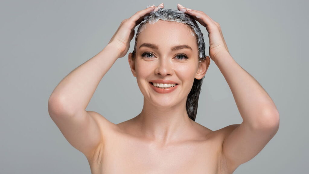 As máscaras nutritivas são aliadas fundamentais para garantir cabelos mais saudáveis, brilhosos e com menor propensão ao ressecamento