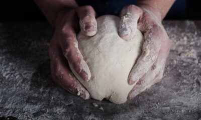 Você sabia que o gelo pode ser um aliado surpreendente na cozinha? Quando aquela massa teimosa gruda na bancada, o gelo pode ser a solução ideal e prática para removê-la sem esforço