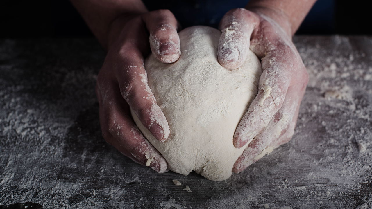 Você sabia que o gelo pode ser um aliado surpreendente na cozinha? Quando aquela massa teimosa gruda na bancada, o gelo pode ser a solução ideal e prática para removê-la sem esforço