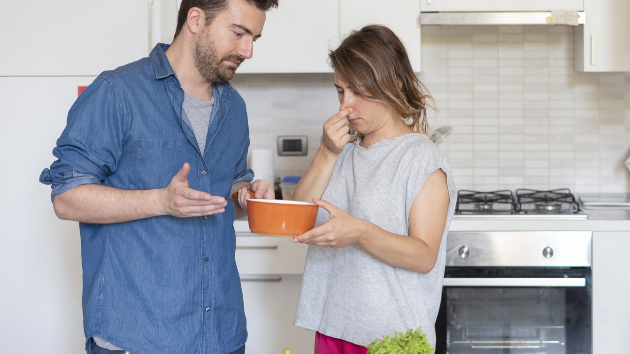 Como acabar com o cheiro de fritura usando canela e cravo