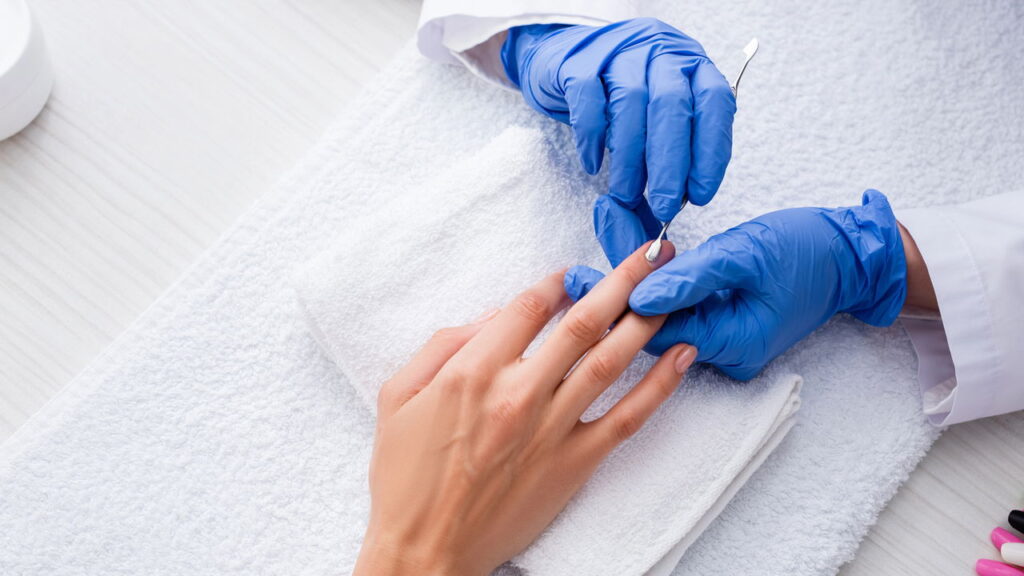 Unhas que dobram facilmente são frequentemente um indicativo de problemas de saúde subjacentes ou deficiências nutricionais importantes