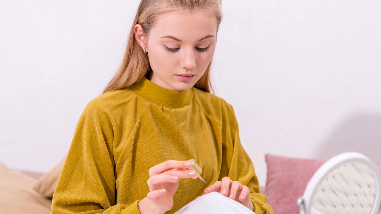 Pintar as unhas uma de cada cor é uma tendência inovadora que vem conquistando espaço no universo da moda e da beleza.