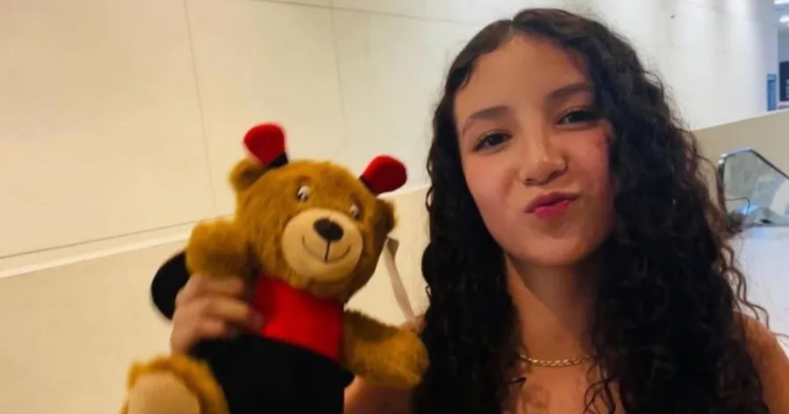 Menina de 14 anos morre após cirurgias plásticas em segredo