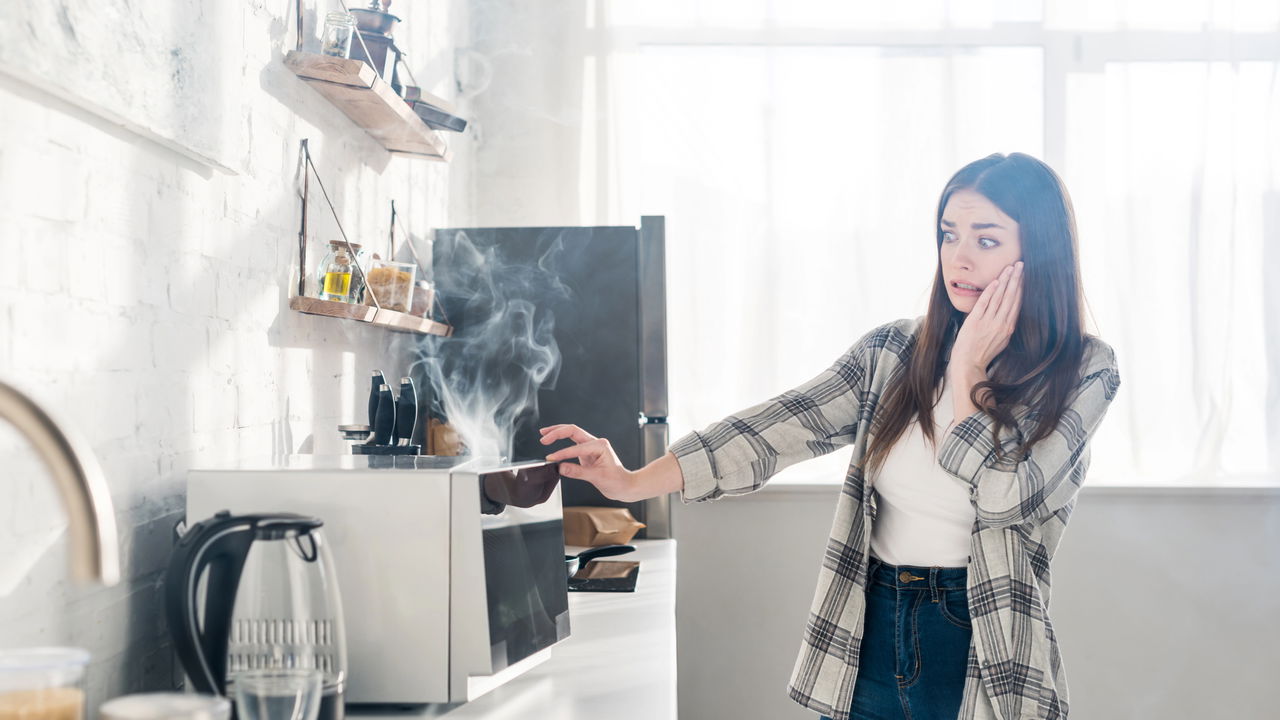 Entender por que o micro-ondas aquece mais de um lado é fundamental para otimizar seu uso, garantir a segurança alimentar e preservar a textura dos alimentos