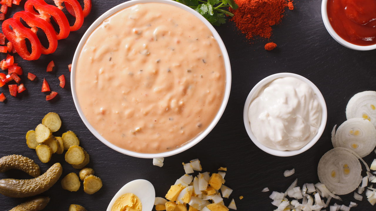 Conheça o molho rosé que transforma qualquer lanche