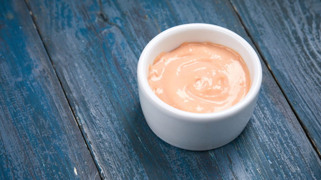 Conheça o molho rosé que transforma qualquer lanche