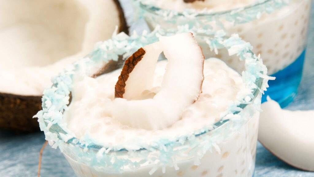 Mousse de coco conquista pelo sabor tropical e preparo simples