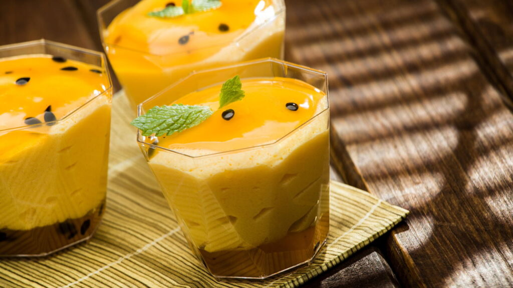 Mousse de maracujá leva 5 ingredientes e fica pronto com 4 horas na geladeira