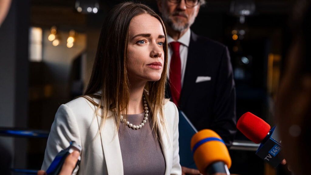 A palavra "cônsul" tem grande relevância na diplomacia, representando oficialmente um país em solo estrangeiro e desempenhando papeis fundamentais em tratados e relações internacionais