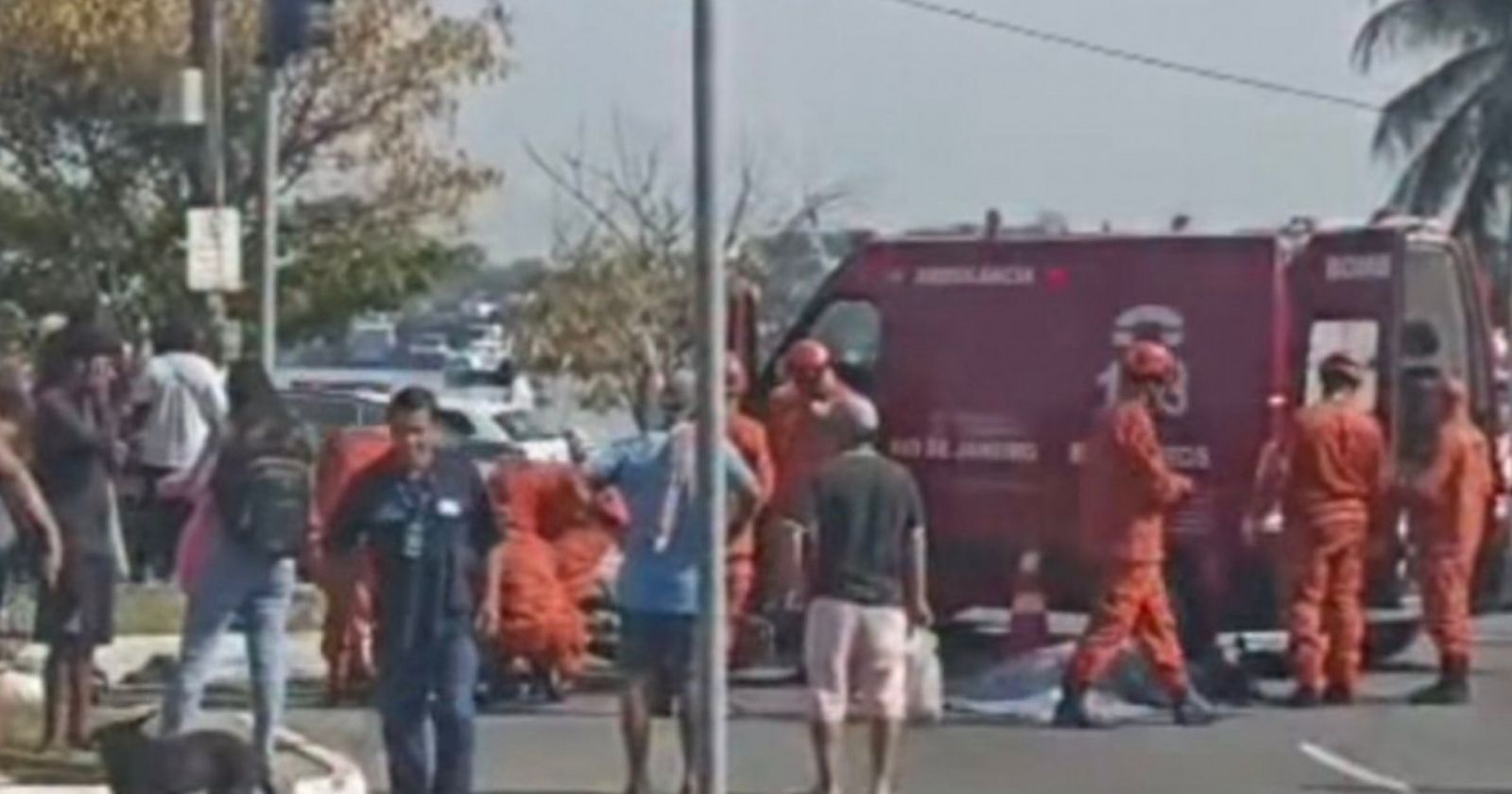 Mulher morre após colisão entre moto e ônibus em Niterói