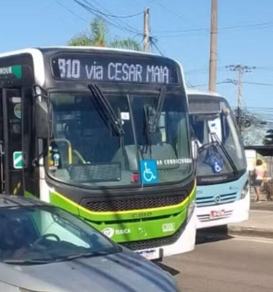 Ônibus usados como barricadas na Estrada dos Bandeirantes no Rio