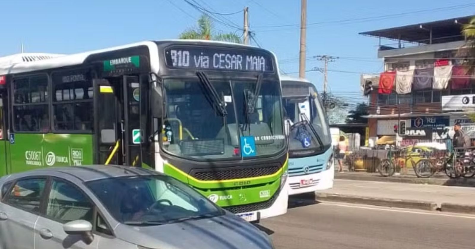 Ônibus usados como barricadas na Estrada dos Bandeirantes no Rio