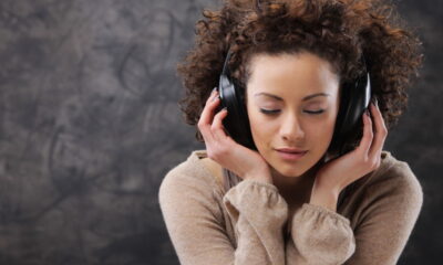 Você já se pegou arrepiado ao ouvir uma música? Esse fenômeno, chamado de frisson, ocorre quando nossa pele responde a um estímulo emocional intenso