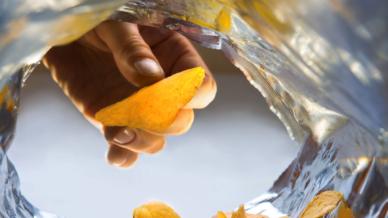 Por que os pacotes de salgadinhos estão cada vez mais vazios