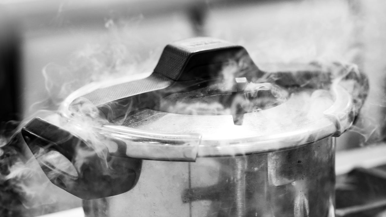 A panela de pressão é um utensílio valioso na cozinha, facilitando o preparo de diversos pratos de forma rápida e eficiente