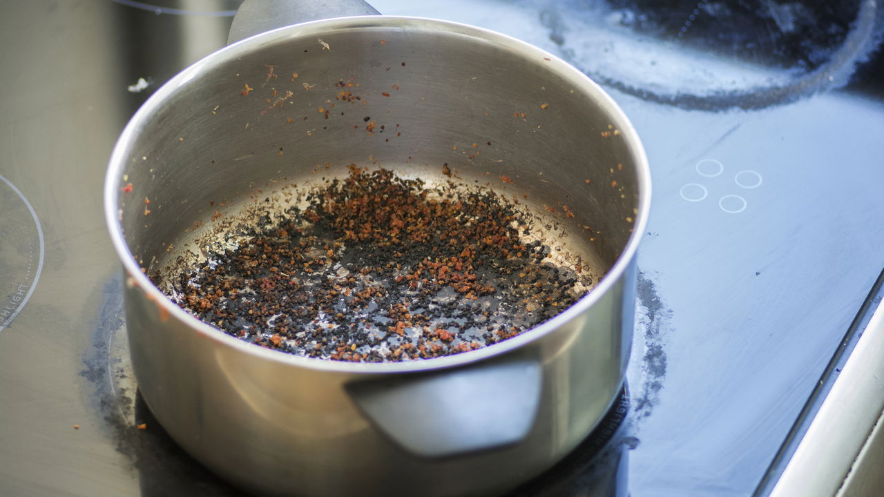 Recuperar uma panela queimada pode parecer uma tarefa difícil, mas com algumas técnicas simples, você pode restaurá-la facilmente e sem esforço