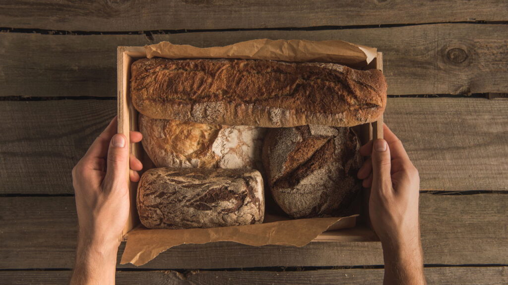 Manter o pão macio por mais tempo sem recorrer a sacos ou películas pode parecer um desafio, mas existem métodos simples e eficazes para preservar a qualidade do pão