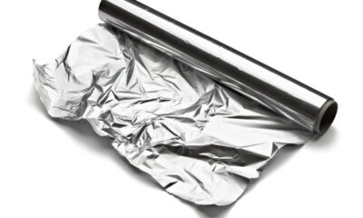 O uso do papel alumínio é amplamente difundido em cozinhas do mundo todo, principalmente pela sua versatilidade em conservar, assar e proteger alimentos