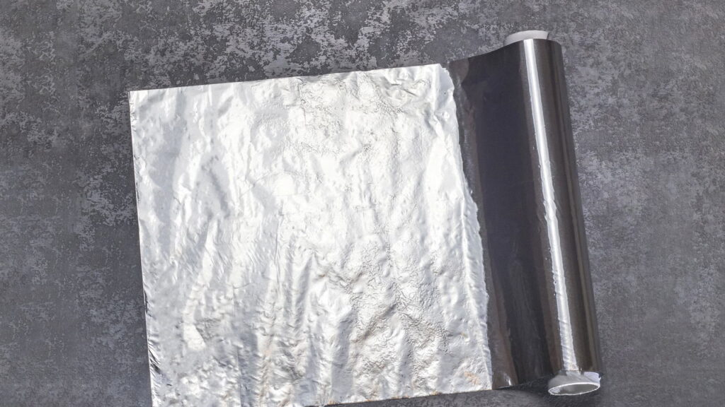 Nutricionista alerta sobre guardar alimentos em papel-alumínio e os riscos para a saúde