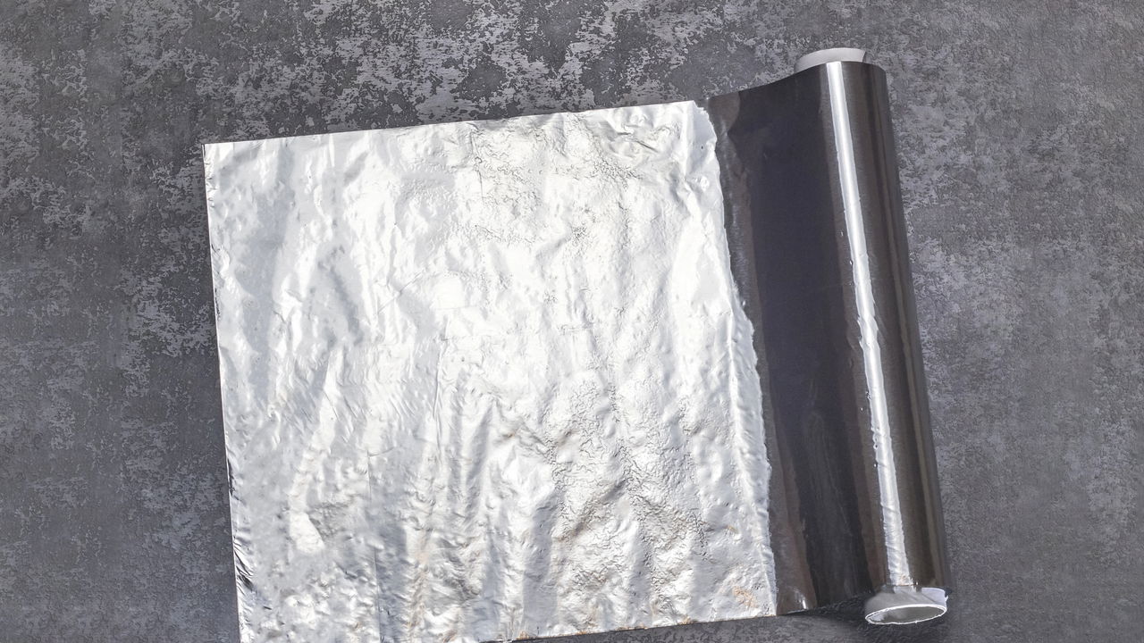 Truques com papel alumínio que ajudam em tarefas na cozinha e fora dela