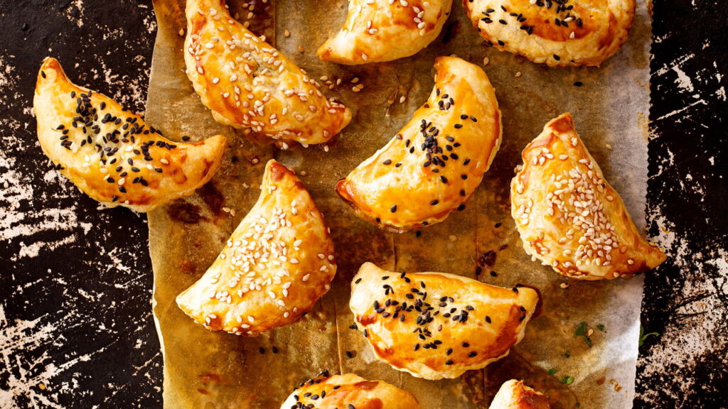 Entre as curiosidades da língua portuguesa, o plural de pastel costuma ser uma dúvida comum, principalmente em situações cotidianas, como ao pedir em uma pastelaria