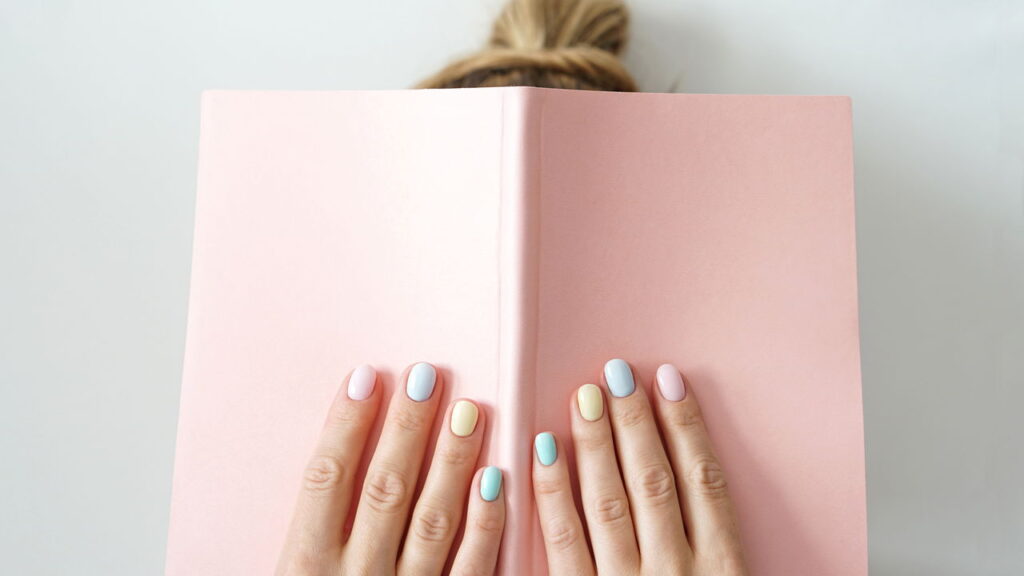 Transformar suas unhas em um verdadeiro acessório de moda é simples quando se aposta nas cores pastel