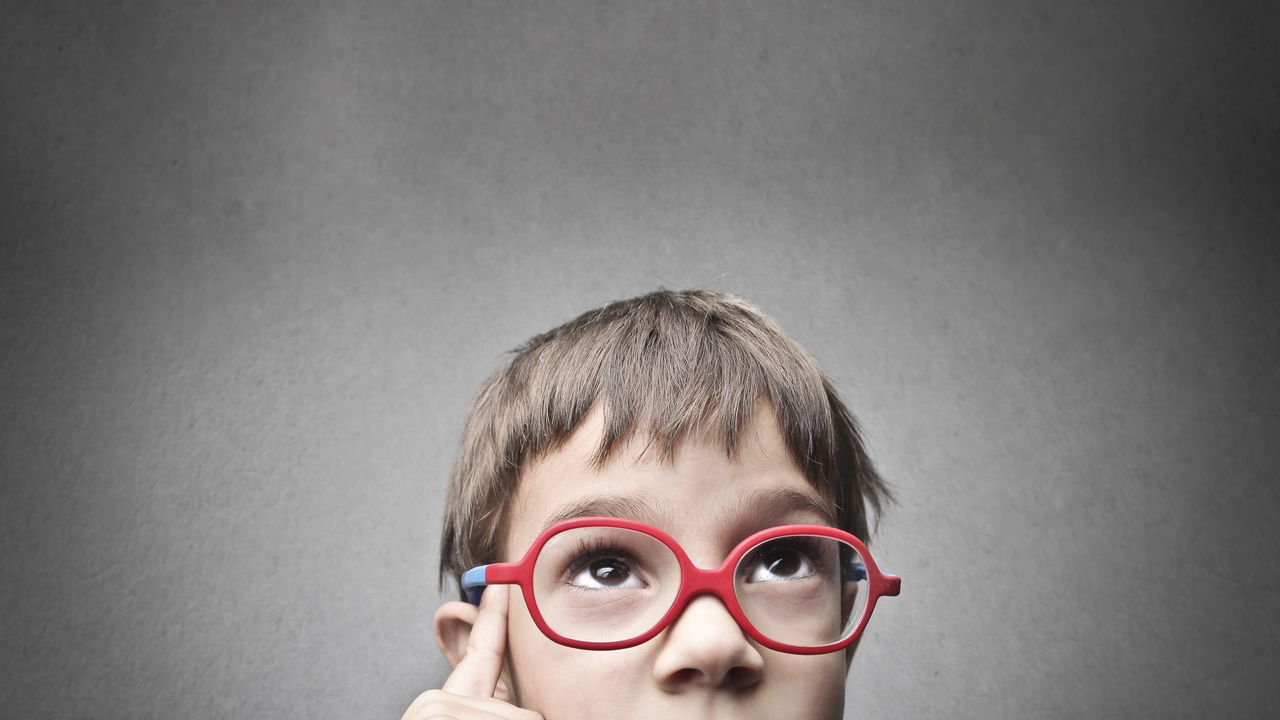 O plural de palavras terminadas em Z gera dúvidas frequentes na língua portuguesa, principalmente devido à similaridade sonora ao passar do singular para o plural.