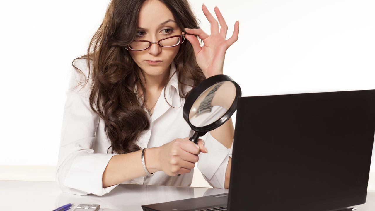 Os esmaltes fluorescentes estão de volta e conquistando espaço nas mãos e pés de quem busca um visual arrojado e moderno