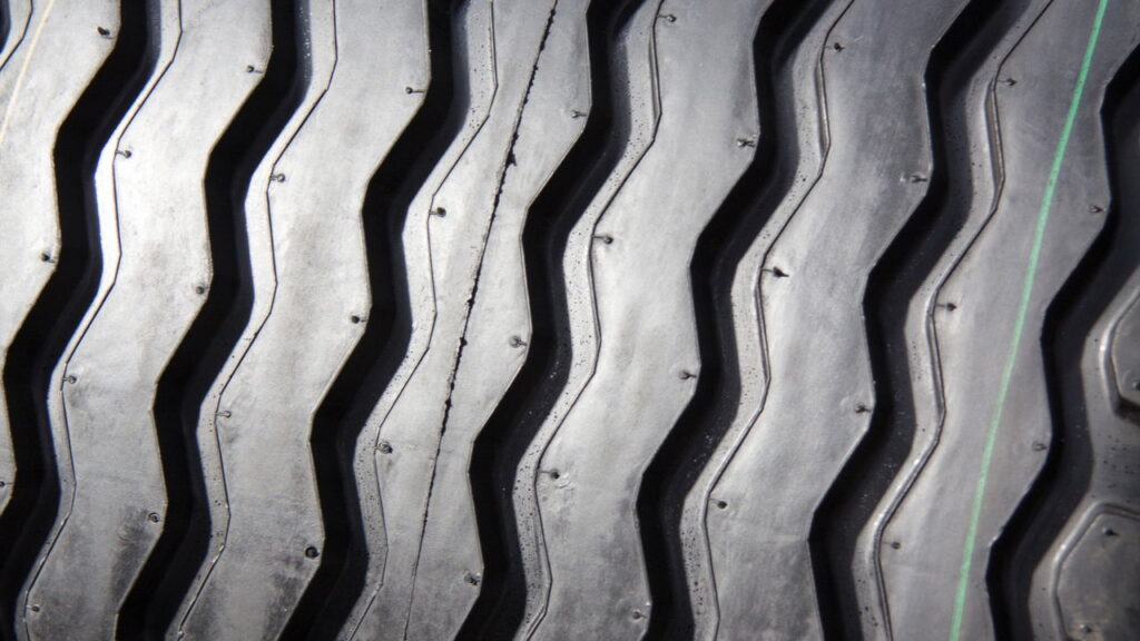 Por que pneus novos têm pinos de borracha e o que isso realmente indica