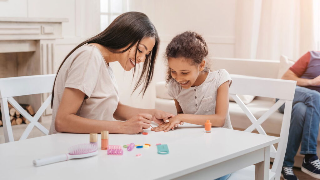 Pintar as unhas sem usar uma base fortalecedora pode comprometer diretamente a saúde, a resistência e a aparência delas