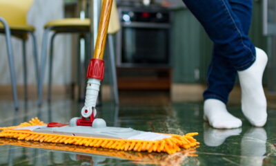 Limpar sujeiras de gato do chão pode ser um desafio, especialmente se você não quiser usar água sanitária ou vinagre