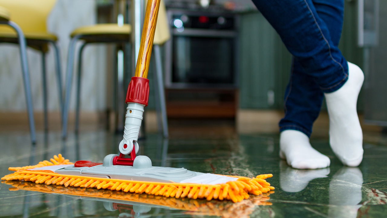 Limpar sujeiras de gato do chão pode ser um desafio, especialmente se você não quiser usar água sanitária ou vinagre