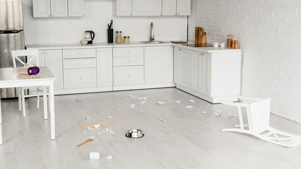 Limpar sujeiras de gato do chão pode ser um desafio, especialmente se você não quiser usar água sanitária ou vinagre