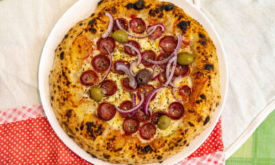 Receita de pizza caseira crocante que derrete na boca