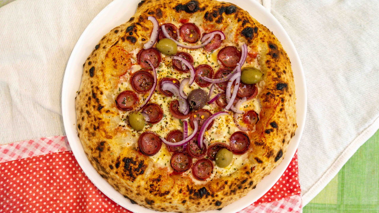 Receita de pizza caseira crocante que derrete na boca