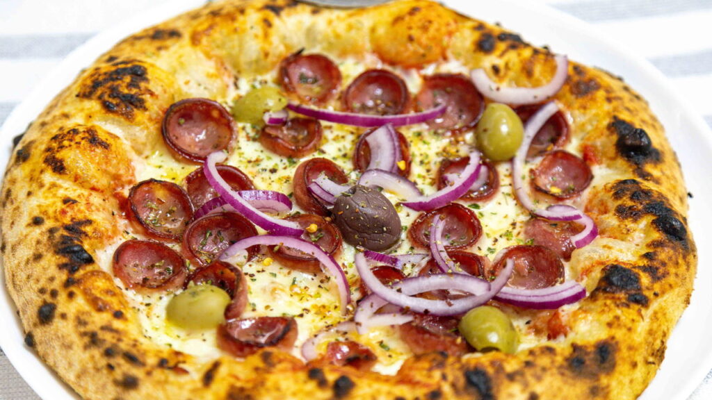 Receita de pizza caseira crocante que derrete na boca
