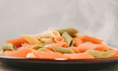 Colocar louça quente na geladeira pode parecer uma solução rápida para esfriar alimentos, mas essa prática pode trazer inconvenientes tanto para o funcionamento do eletrodoméstico quanto para a