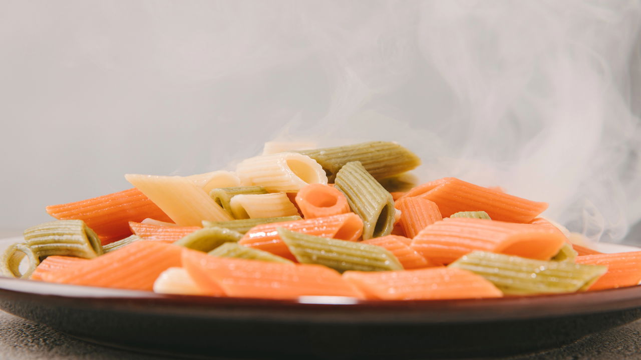 Colocar louça quente na geladeira pode parecer uma solução rápida para esfriar alimentos, mas essa prática pode trazer inconvenientes tanto para o funcionamento do eletrodoméstico quanto para a