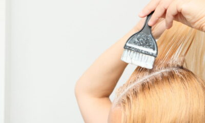 Pintar o cabelo é uma prática comum entre pessoas que desejam mudar o visual, realçar a cor dos fios ou cobrir os cabelos brancos