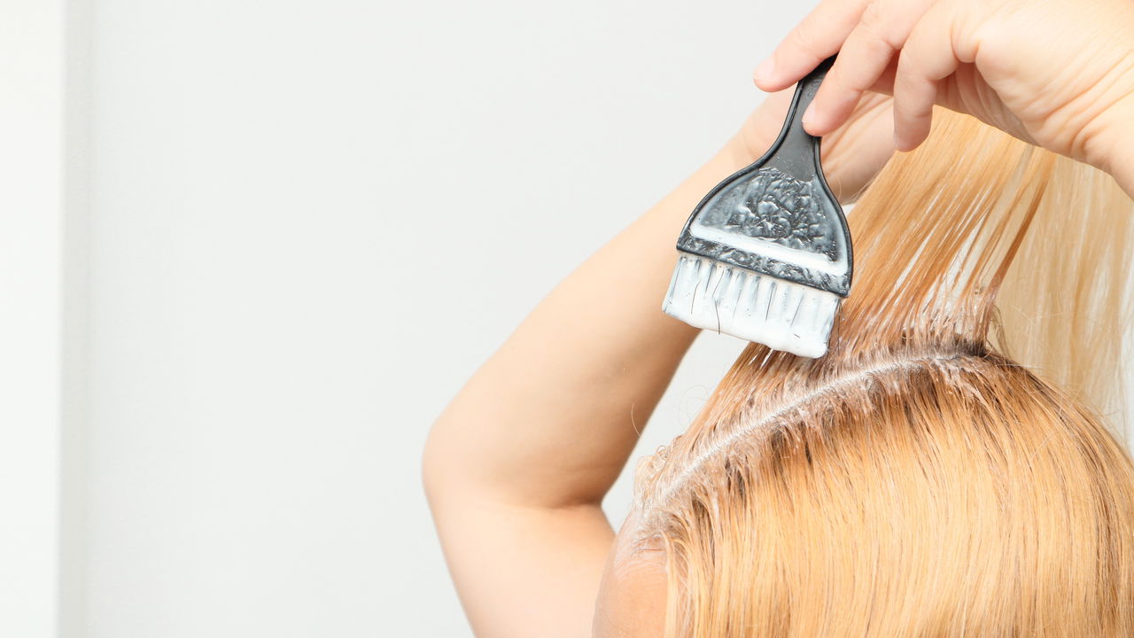 Pintar o cabelo é uma prática comum entre pessoas que desejam mudar o visual, realçar a cor dos fios ou cobrir os cabelos brancos