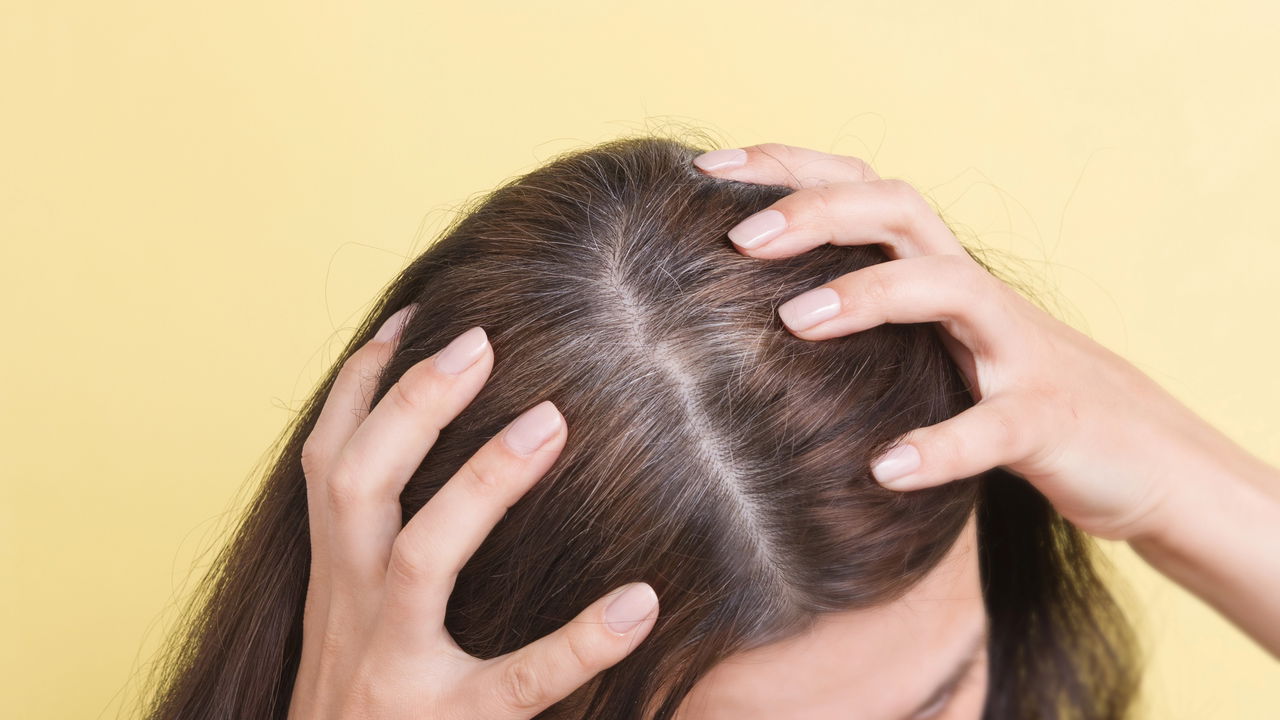 Quando a raiz do cabelo cresce mais rápido que o normal, isso pode sinalizar não só mudanças fisiológicas naturais, mas também fatores externos que afetam a saúde do couro cabeludo