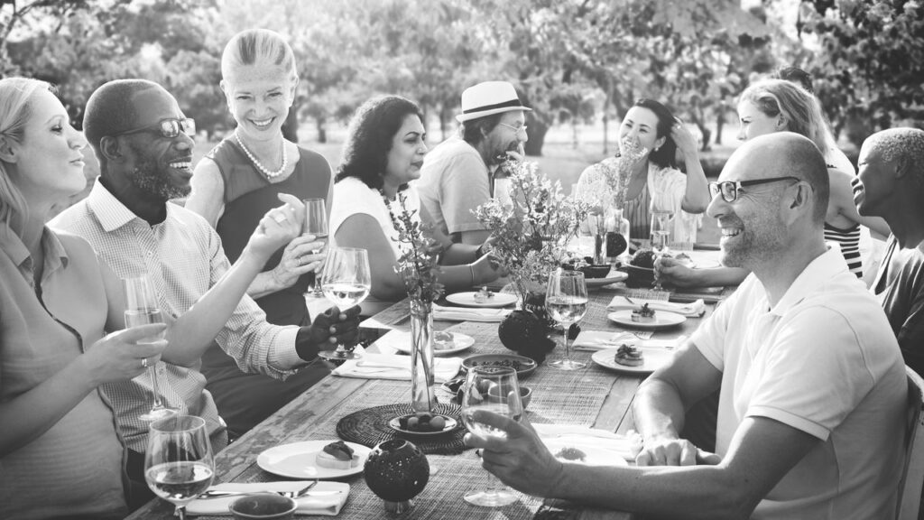 Algumas vezes, o universo conspira para que reencontremos pessoas do nosso passado, trazendo à tona emoções intensas, memórias inesquecíveis e aprendizados valiosos