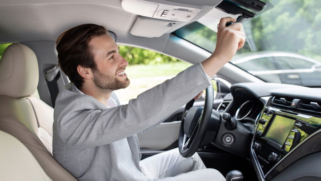 Meu pai me ensinou a arrumar o retrovisor do carro quando ele desajusta