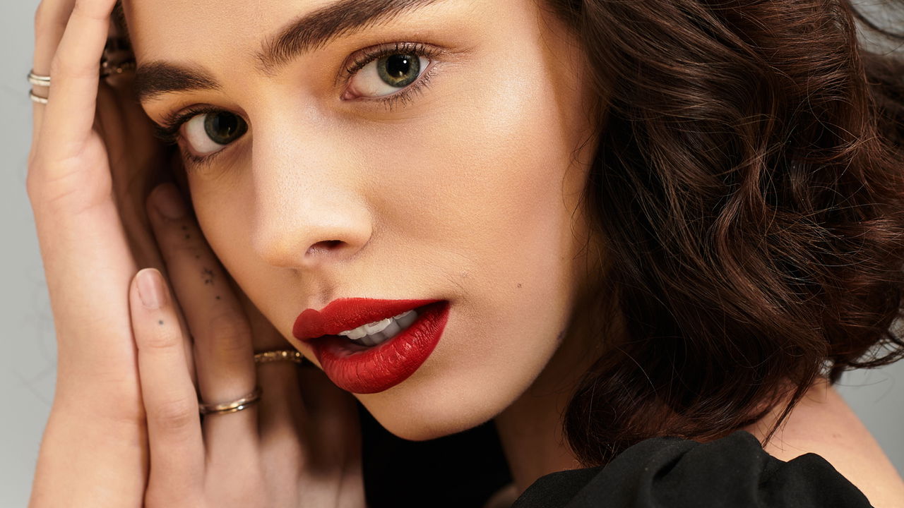 Se você tem o rosto redondo, encontrar os cortes de cabelo mais adequados pode ser desafiador, mas também uma ótima oportunidade de destacar sua beleza única