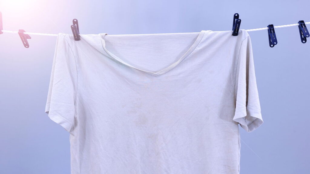 Como tirar mancha amarela da roupa branca de forma simples